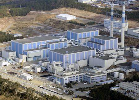 　北陸電力志賀原発の１号機（手前）と２号機＝２０２５年１月、石川県志賀町