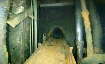 　東京電力福島第１原発３号機の原子炉格納容器の貫通部「Ｘ-６」と手前のレール（東電提供）