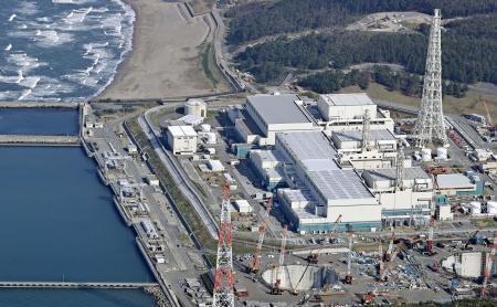 　新潟県の東京電力柏崎刈羽原発。手前から７号機、６号機、５号機＝２０２５年１１月