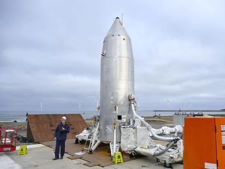 　報道陣に公開された小型実験機「ＲＶ-Ｘ」＝１４日、秋田県能代市