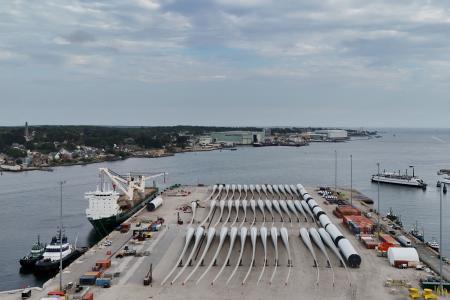 　風力発電の風車の羽根などの部品＝２０２５年９月、米東部コネティカット州（ロイター＝共同）