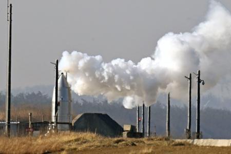 　飛行試験が中止となった小型実験機「ＲＶ-Ｘ」＝２５日午前、秋田県能代市