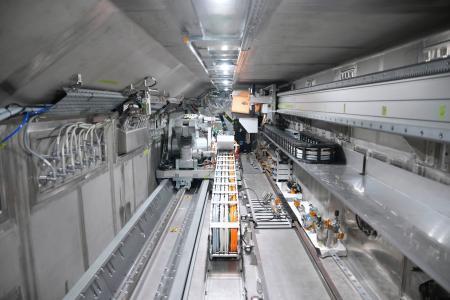 　ロボットアームを収納する「エンクロージャ」の内部＝２月、福島県楢葉町（代表撮影）