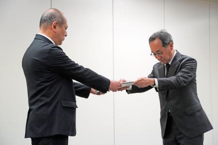 　原子力規制委に報告書を提出する中部電力の豊田哲也原子力本部長（右）＝３１日午前、東京都港区