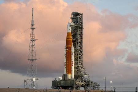 　国際月探査「アルテミス計画」のロケット＝３月３１日、米フロリダ州ケネディ宇宙センター（ロイター＝共同）