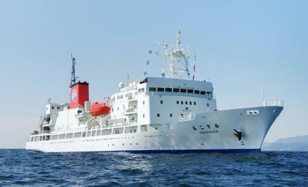 　海洋研究開発機構の現役母船「よこすか」（同機構提供）