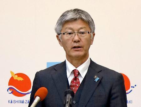 　記者会見する新潟県柏崎市の桜井雅浩市長＝２日午前、柏崎市