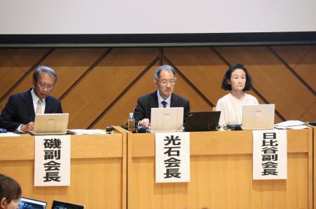 　総会に臨む日本学術会議の光石衛会長（中央）ら＝９日午後、東京都港区