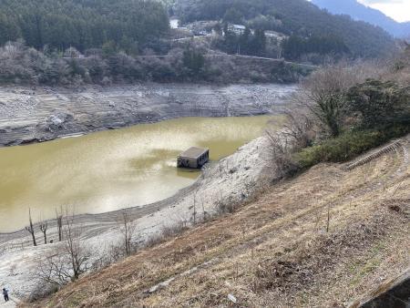 　水位が低下し、旧大川村役場が水面から姿を現した高知県の早明浦ダム＝２月１４日（水資源機構提供）