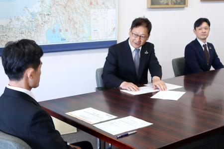 　福井県庁で大飯原発１、２号機の廃炉計画を報告する、関西電力の高畠勇人原子力事業本部長代理（中央）＝２０日午後