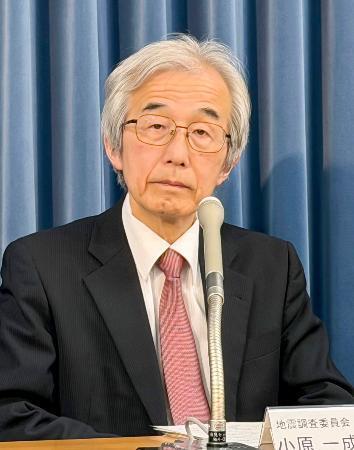 　地震調査委の会合後、記者会見する小原一成委員長＝２１日午後、東京都千代田区