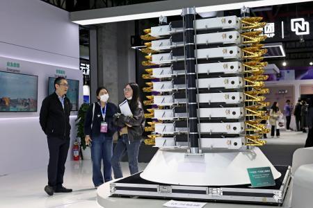 　中国上海市で展示された、衛星通信網構築のための人工衛星の模型＝３月（新華社＝共同）