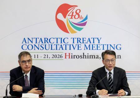 　記者会見する南極条約協議国会議議長の宇山秀樹氏（右）＝１２日午前、広島市