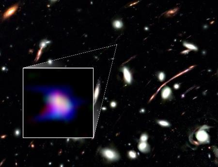 　巨大銀河団と極小銀河「ＬＡＰ１-Ｂ」（四角で囲んだ部分）のイメージ（（Ｃ）ＮＡＳＡ，ＥＳＡ，ＣＳＡ　＆　Ｋ．Ｎａｋａｊｉｍａ　ｅｔ　ａｌ．，Ｎａｔｕｒｅ）
