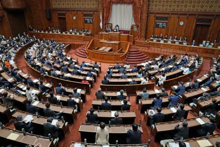 　改正環境省設置法を可決、成立した参院本会議＝１５日午前