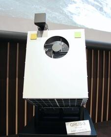 　公開された新型の地球観測衛星「ＧＲＵＳ-３」の模型＝１９日午後、東京都中央区