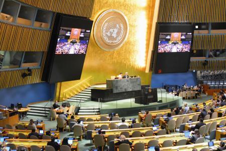 　気候変動対策に関する決議案の採決が行われた国連総会＝２０日、ニューヨーク（共同）
