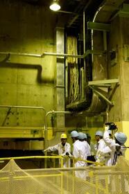 　報道陣に公開された敦賀原発１号機の廃炉作業の現場＝２２日午後、福井県敦賀市
