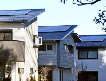 　屋根に太陽光パネルを備えた住宅＝さいたま市