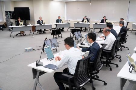 　虚偽申請をした電力会社などに対する罰則導入を検討すると明らかにした原子力規制委の定例会合＝２７日午前、東京都港区