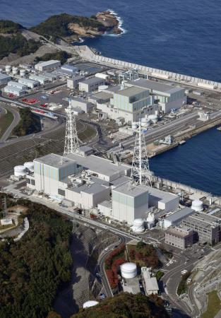 　中国電力島根原発。手前右から１号機、２号機、奥は３号機＝２０２５年１１月、松江市