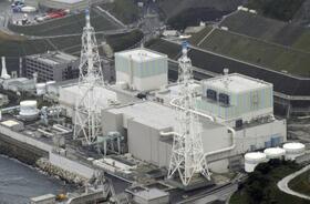 　中国電力島根原発２号機（手前）。奥は１号機＝２０２４年１１月、松江市