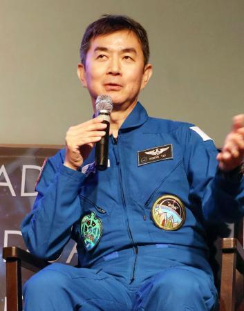 　中高生ら対象のトークイベントで質問に答える油井亀美也飛行士＝１日、米ワシントンのＮＡＳＡ本部（共同）