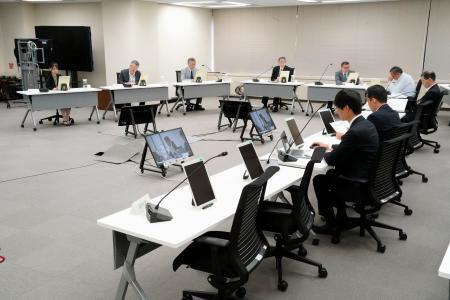 　原発のテロ対策施設の設置期限延長を盛り込んだ規則の改正案を了承した原子力規制委の定例会合＝３日午前、東京都港区