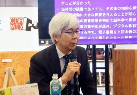 　記者会見する東京大の酒井邦嘉教授＝２日、東京都武蔵野市