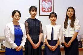 　「羽ばたく女性研究者賞」の（左から）小林天美さん、山口そのみさん、黒木祐子さん、森本真里子さん＝４日、東京都目黒区のポーランド大使館