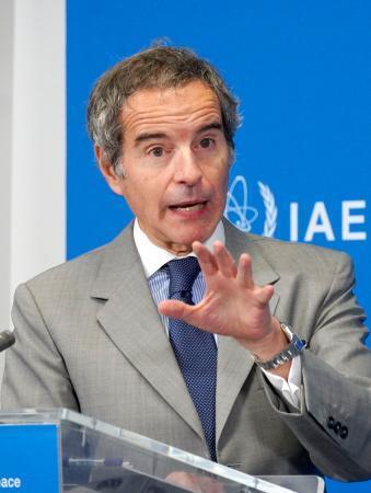 　記者会見で質問に答えるＩＡＥＡのグロッシ事務局長＝８日、ウィーン（共同）
