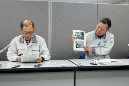 　日本原子力研究開発機構で発生した火災について説明する担当者＝１５日午後、茨城県庁