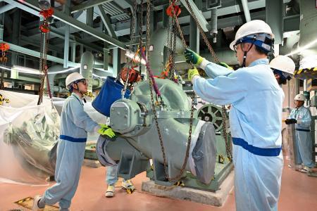 　報道陣に公開された玄海原発１号機の「原子炉補機冷却水ポンプ」の解体作業＝１７日午後、佐賀県玄海町（代表撮影）
