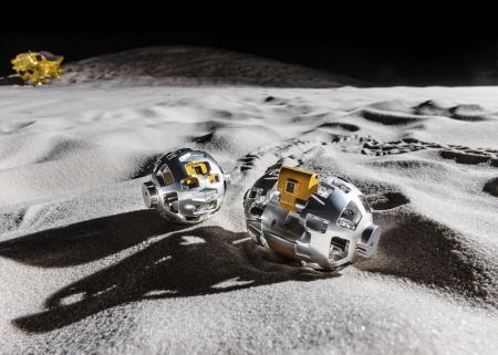 　「ＳＯＲＡ-Ｑ（ソラキュー）」の変形前（左）と変形後（右）の想像図（ＪＡＸＡ／タカラトミー／ソニーグループ（株）／同志社大提供）
