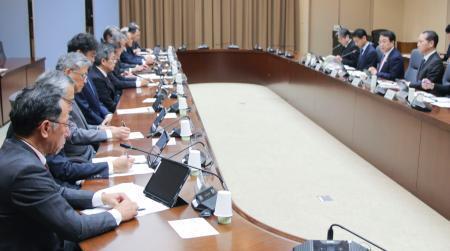 　経産省で開かれた、原発の使用済み核燃料の貯蔵や処分に関する対策推進協議会＝１８日午後