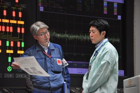 　東京電力柏崎刈羽原発６号機の中央制御室で担当者から説明を受ける佐藤啓官房副長官（右）＝２１日午後（代表撮影）