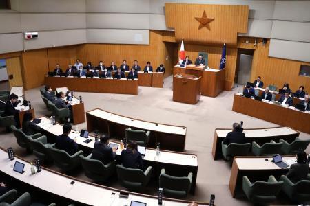　太陽光発電施設の設置を規制する改正条例を全会一致で可決した北海道釧路市議会＝２３日午後