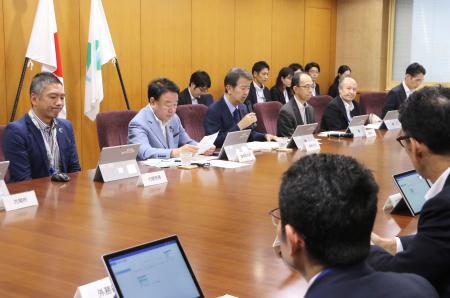 　環境省で開かれた「気候変動適応計画」の改定案骨子を取りまとめた会合＝２５日午後