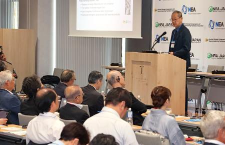 　国際ワークショップで講演する原子力損害賠償・廃炉等支援機構の更田豊志廃炉総括監＝２７日午前、福島県双葉町