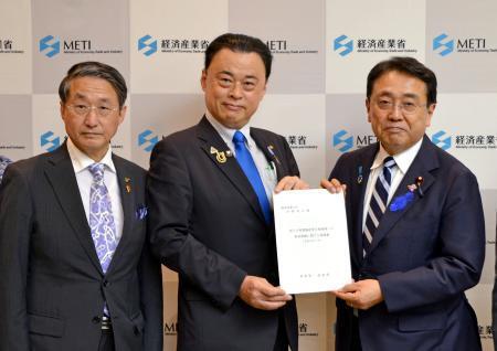 　赤沢経産相（右）に要請書を渡す島根県の丸山達也知事。左は鳥取県の平井伸治知事＝７日午前、経産省