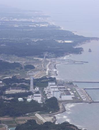 　東京電力福島第２原発（手前）。奥は東京電力福島第１原発＝２０２１年８月（共同通信社ヘリから）