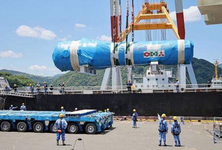 　関西電力高浜原発に搬入される蒸気発生器＝９日、福井県高浜町（代表撮影）