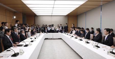 　首相官邸で開かれた総合科学技術・イノベーション会議＝１０日午後