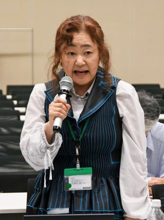　署名を提出し、環境省の担当者と話す市民団体の長岡ゆりこ代表＝１３日午後、環境省