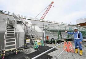 　報道陣に公開された北海道電力泊原発の防潮堤設置工事現場＝１７日午後、北海道泊村