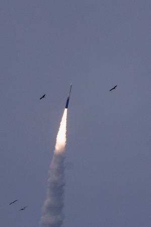 　１８日、インド南部の宇宙センターでベンチャー企業スカイルート・エアロスペースが打ち上げたロケット「ビクラム１」（ロイター＝共同）