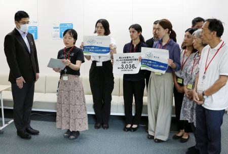 　政府に省エネと再エネの増加を求める要望書を提出する環境保護団体などのメンバー。左から２人目は「ＦｏＥジャパン」の吉田明子さん＝２１日午後、環境省