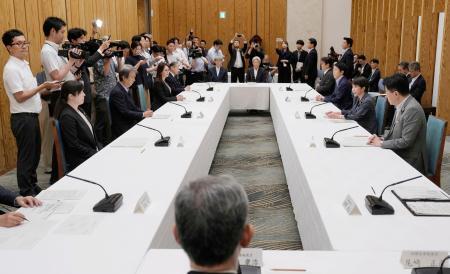 　首相官邸で開かれた原子力関係閣僚会議＝３１日午後