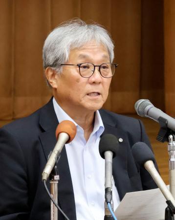 　退任を前に記者会見する佐賀県玄海町の脇山伸太郎町長＝７日午後、玄海町役場