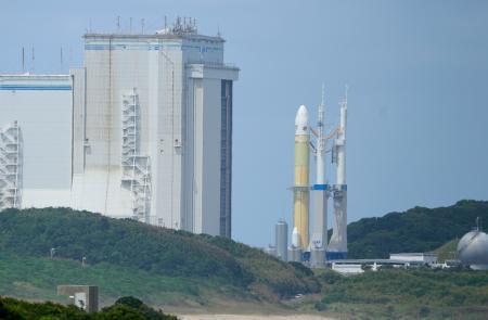 　発射地点に移動するＨ３ロケット９号機＝１０日午後、鹿児島県の種子島宇宙センター